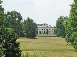 Das Schloß Wörlitz wurde von 1769 bis 1773 nach Entwürfen von Friedrich Wilhelm von Erdmannsdorff für Leopold den III. Friedrich Franz, Fürst (ab 1807 Herzog) von Anhalt-Dessau als Sommersitz im Stile eines englischen Landhauses erbaut. Es ist eines der bedeutensten Bauwerke des deutschen Klassizismus. Hier ein Blick über den Wörlitzer See aus Richtung Gotisches Haus auf die Rückseite des Schloßes blickend. Schloß und Park Wörlitz, sind als Teil des Gartenreichs Dessau-Wörlitz, unbedingt empfehlenswert. Nehmen Sie sich Zeit für diesen Besuch! 