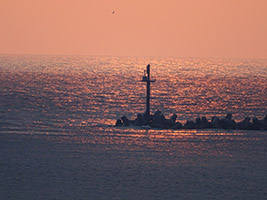 Blick von der Hafeneinfahrt von Kleipeda in Richtung Westen zur unter gehenden Sonne. Dieses Bild wurde von der Fähre Kiel - Kleipeda aus aufgenommen