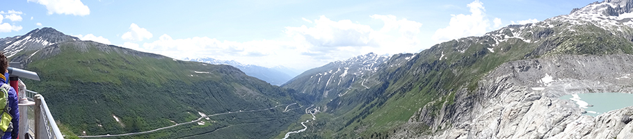 Von der Furkastraße fast oben beim Furkapass (beim Hotel Belvedere) schaut man in Richtung Gletsch hinunter. Rechts der Rhône-Gletscher oder das, was davon übrig ist. In der Mitte der Grimsel-Pass sowie der Ort Gletsch, wo sich Grimselpass- und die Furkapassstraßen treffen. Links im Bild das Furkamassiv. Links unterhalb der Furkastraße: die historische Furka- Bergstrecke, auf der einst der Glacier- und der Orient- Express fuhren.
