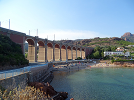 Calanque d'AnthEor ist ein Strand unterhalb des Viaduktes von Anthéor (Viaduc d'Anthéor). Es überspannt am Rand des Mittelgebirges Esterel das Tal des Bachs Anthéor unmittelbar vor dessen Mündung in das Mittelmeer. Das Viadukt ist ein Teil der Strecke Marseille–Ventimiglia. Es ist immerhin fast 30m hoch und 123 m lang. Es wurde 1862 vollendet.