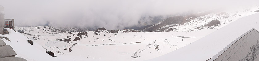Auf dem schneebedeckten Gornergrat im Nebel mit Blick Richtung Matterhorn (ganz links) bzw. in Richtung Zermatt (halbrechts). Da die Fahrt mit der Bahn nicht ganz erschwinglich ist, nimmt der/die Reisende das Wetter so wie es kommt. Das Foto entstand am (so ziemlich) höchsten Punkt des Gornergrats.