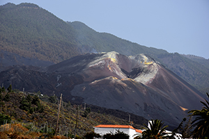 Tajuya, Spanien, Oktober 2021: Der Vulkan Cumbre Vieja auf der Kanarischen Insel La Palma bricht aus und sorgt für Chaos.