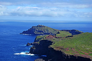 Blick vom äußersten, zu Fuss erreichbaren, östlichsten Landzipfel Madeiras, dem Miradouro Ponta do Furado, auf den Farol da Ponta de São Lourenço.