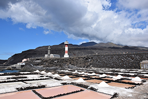 Die beiden Leuchttuerme von Fuencaliente aus Richtung der Salinas de Fuencaliente aufgenommen, an der Südspitze von La Palma auf der Inselgruppe der Kanaren. Die Salinas sind die einzige noch Salz produzierende Saline der Kanaren. Im Hintergrund sieht man den Teneguía, einen aktiven Vulkan, der zuletzt 1971 ausgebrochen ist.