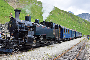 Auf der Strecke der Dampfbahn Furka Bergstrecke aus Realp in Richtung Oberwald fahrend, erreicht der/die Reisende kurz vor Einfahrt in den Furka- Scheiteltunnel den Haltepunkt Furka, der auf 2160 m ü.d.M. liegt. Genau in der Mitte des Scheiteltunnels verläuft die Grenze zwischen den Kantonen Uri und Wallis. Im Vordergrund die Traditionslok F04, die 1913 von der Schweizerischen Lokomativ- und Maschinenfabrik Winterthur gebaut und ursprünglich bei der Bahngesellschaft Brig-Furka-Disentis im Dienst war. Sie leistet immerhin 440 kW. Die Lampen an der Vorderseite der Lok werden mit Petrolium betrieben.