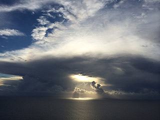 Blick auf den Atlantik in das Auge eines sich bildenden Gewitters in Richtung Westen von einem Felsen oberhalb von Puerto Naos
