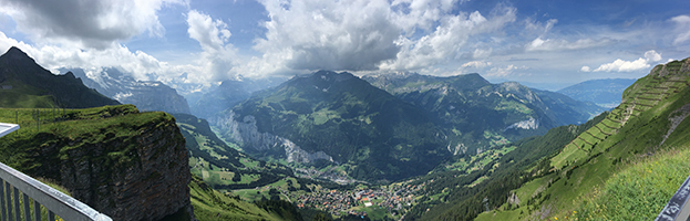 Der Männlichen ist ein 2342 m ü.d.M. hoher Gipfel in den Berner Voralpen. Hier eine Blick auf Wengen. Rechts geht der Schmale Pfad hinunter nach Wengen: 950m Höhenunterschied auf 1,8 km Strecke. Unbedingt empfehlenswert, man sollte allerdings schwindelfrei sein.