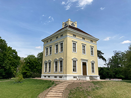 Das Schloß Luisium wurde von Fürst Leopold III. Friedrich Franz von Anhalt-Dessau (1740–1817) seiner Gemahlin Luise Henriette Wilhelmine von Brandenburg-Schwedt (1750–1811), Fürstin und später Herzogin von Anhalt-Dessau, gewidmet. Es wurde ebenfalls nach Entwürfen von Erdmannsdorf zwischen 1774 und 1778 errichtet. Es liegt eingebettet im Park Luisium, dass neben einer Orangerie auch zahlreiche andere bauliche Sehenswürdigkeiten bietet. Es ist zusammen mit dem im englischen Stil angelegten Schloßpark Teil des Gartenreichs Dessau-Wörlitz. Unbedingt empfehlenswert!