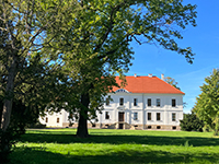 Das spätbarocke Schloß Kühnau wurde im Auftrag von Fürst Dietrich von Anhalt-Dessau im Jahr 1754 erbaut. Es ist Teil des Dessau-Wörlitzer Gartenreiches und liegt unmittelbar am Kühnauer See. Zum Schloß gehört ein im englischen Stil angelegter Landschaftspark, mit zahlreichen Bauten, Obelisken etc.