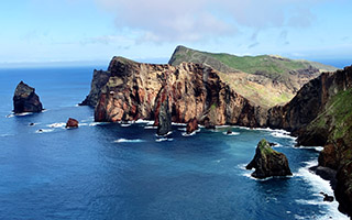 Blick vom Miradouro da Ponta do Rosto auf die zerklüftete Küste im äußersten Osten der Insel Madeira