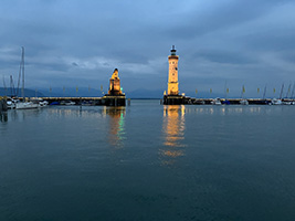 Der Hafen von Lindau am Bodensee in der Dämmerung. Rechts der neue Leuchtturm und links der Bayerrische Löwe.