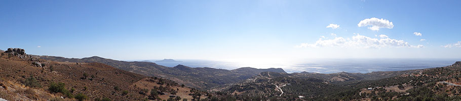 Blick über das Tal von Triopetra im mittleren Süden der Insel Kreta in Richtung Meer.
