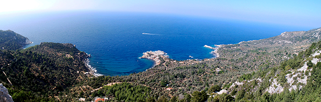 Blick auf das Meer im Westen der Insel Samos, westlich des Kerkis-Massivs auf der Insel Samos. Unten am Meer der Strand von Paralia Agios Isidoros (Παραλία Άγιος Ισίδωρος), rechts die Werft. 